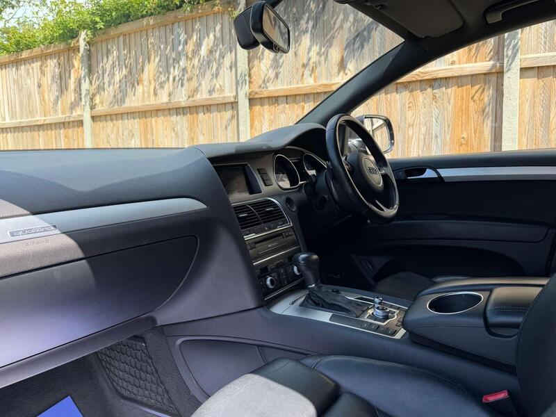 Audi Audi Q7 view 2
