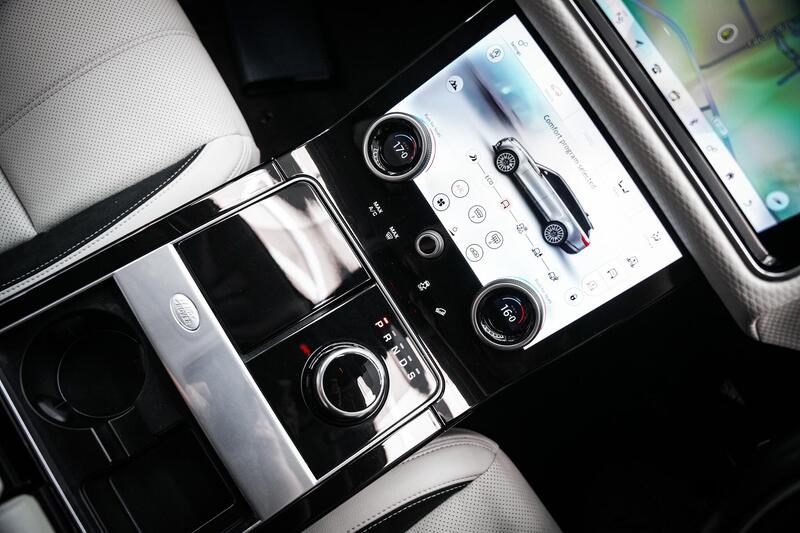 Land Rover Range Rover Velar view 3