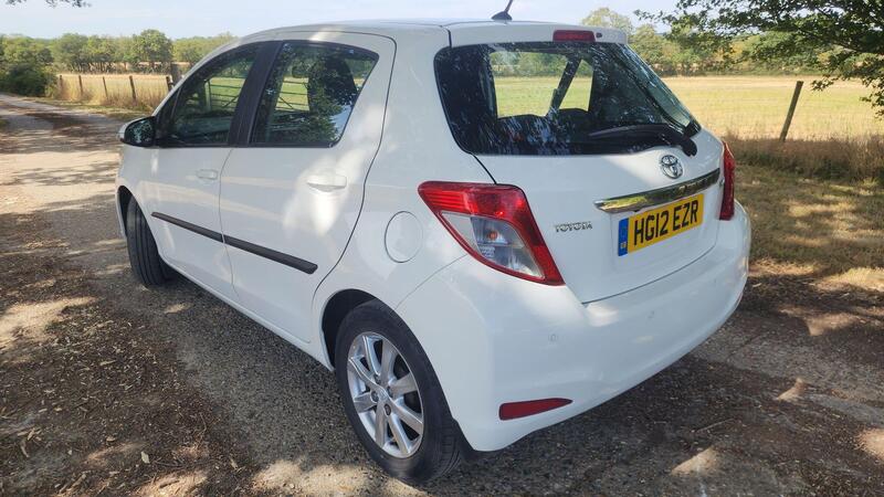 2012 Toyota Yaris — photo 7
