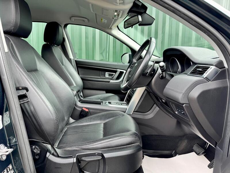 Land Rover Discovery Sport view 3