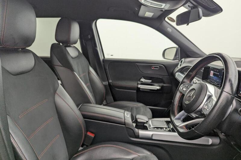 Mercedes-Benz Mercedes-Benz GLB view 3