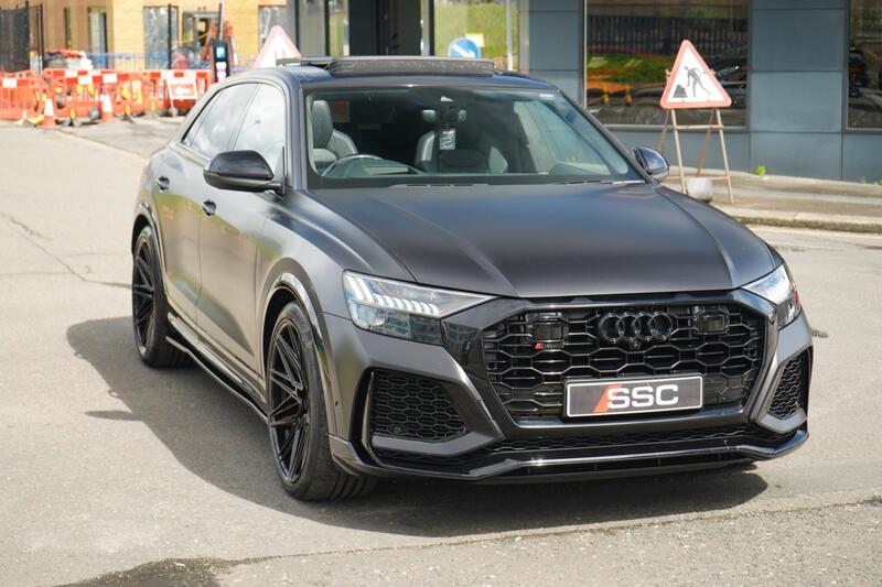 Audi RS Q8 view 5