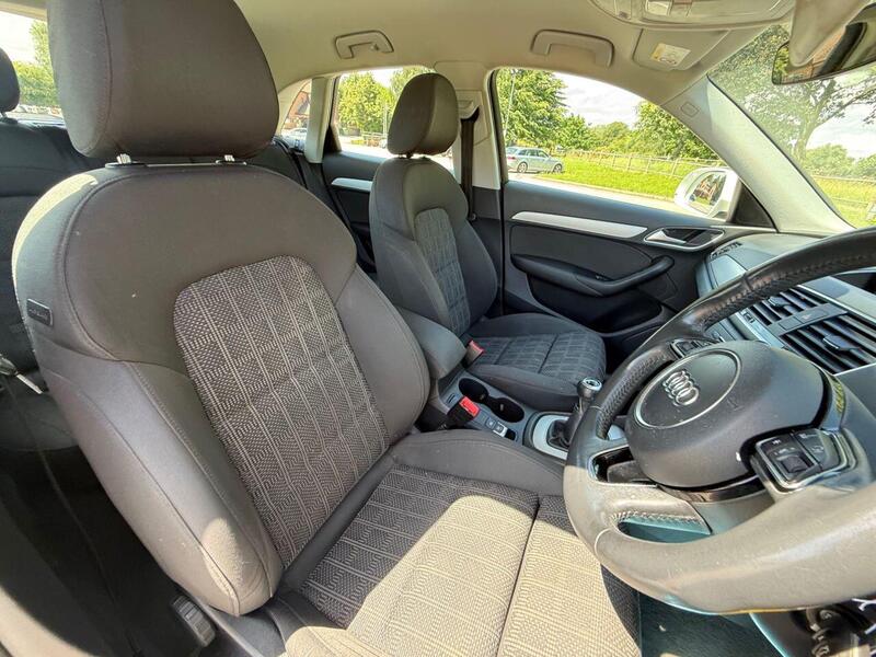 Audi Q3 view 3