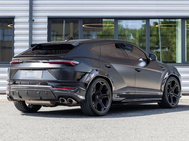 Lamborghini Urus view 3