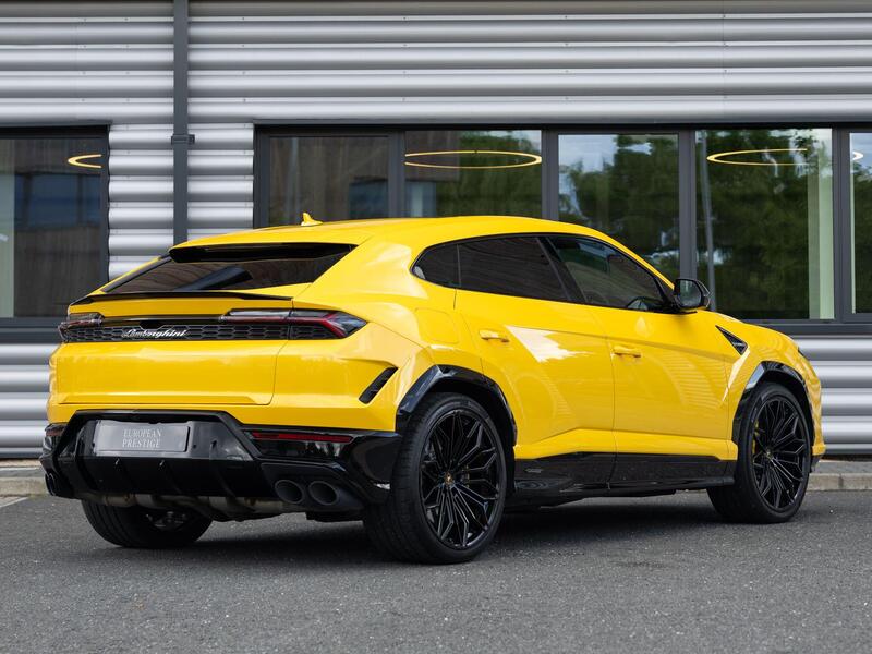 Lamborghini Urus view 3