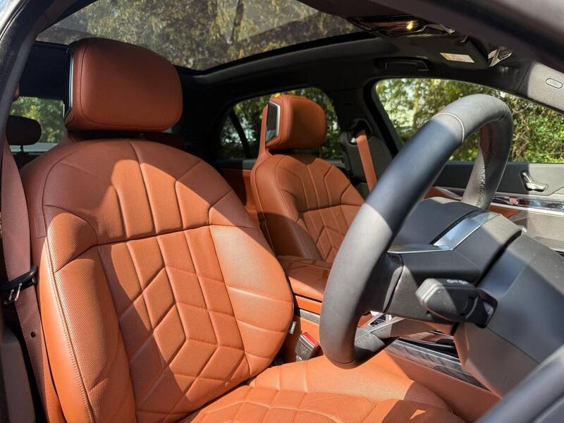 BMW I7 view 3