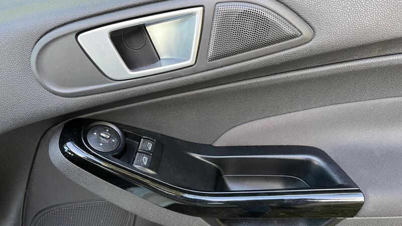 2013 Ford Fiesta — photo 47