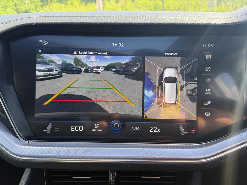 Volkswagen Touareg view 6