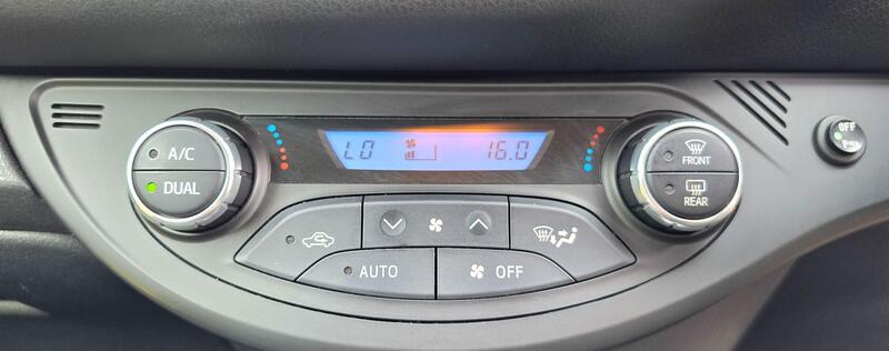 Toyota Yaris 1.5 VVT-h Design E-CVT Euro 6 (s/s) 5dr thumbnail 42