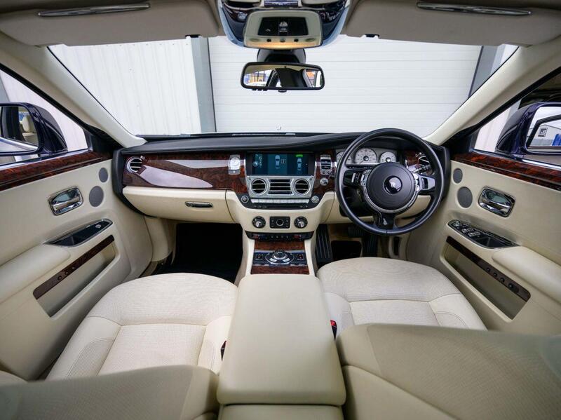Rolls-Royce Ghost view 3