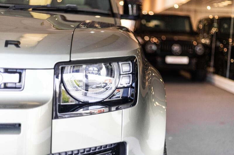 Land Rover Defender 110 view 5