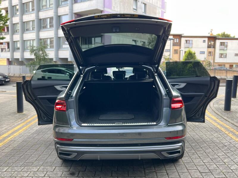 Audi Q8 view 28
