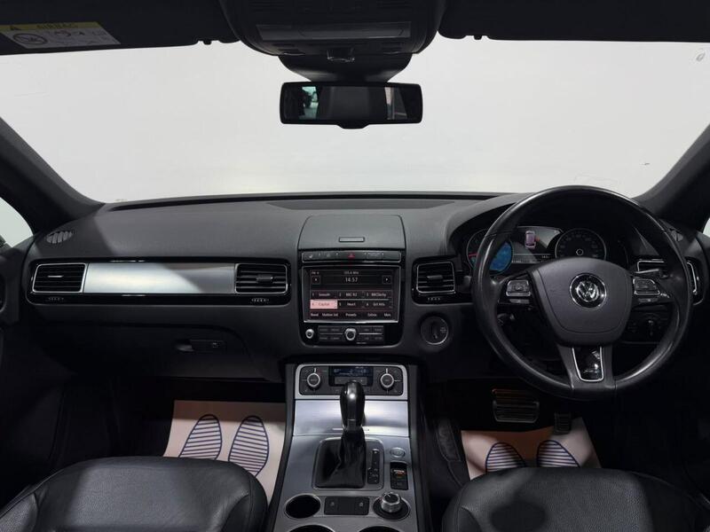 Volkswagen Touareg view 4