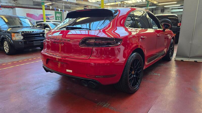 Porsche Macan view 3