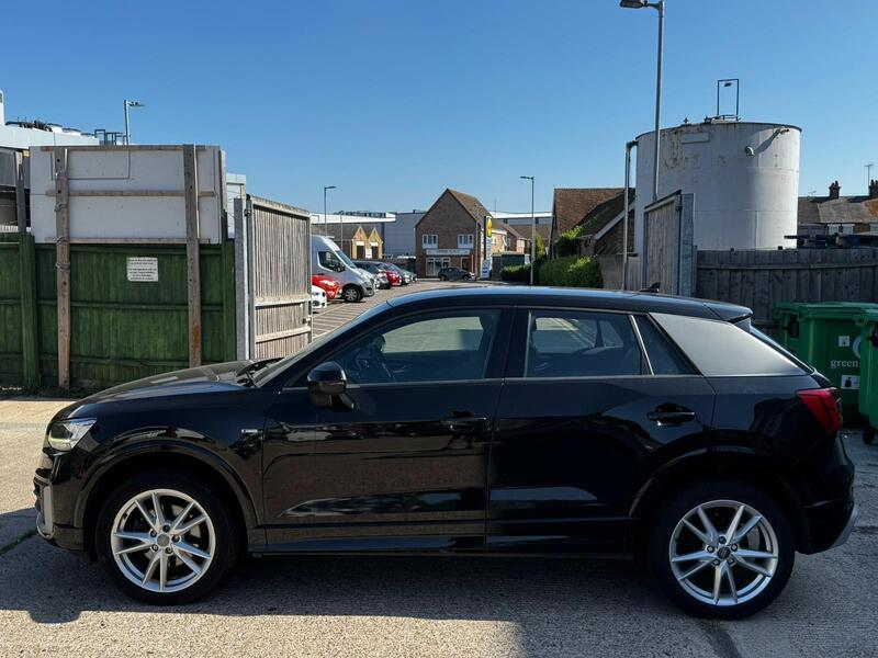 Audi Q2 view 6