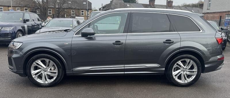 Audi Audi Q7 view 2