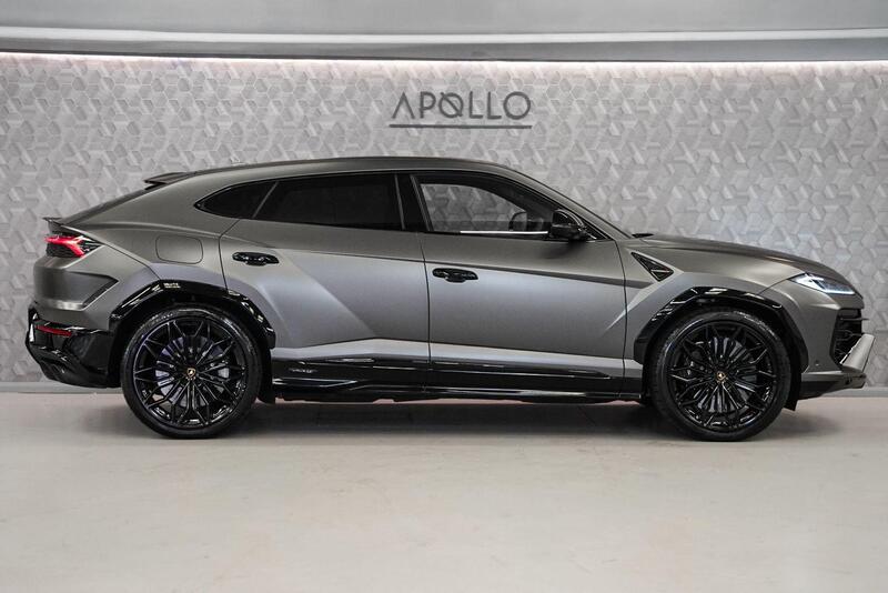 Lamborghini Urus view 5