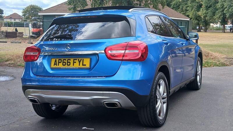 Mercedes-Benz Gla view 3