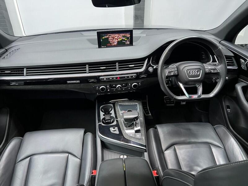 Audi Audi Q7 view 2