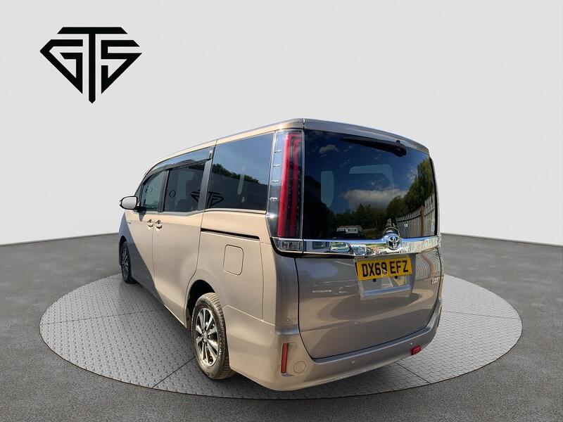 Toyota Noah view 5