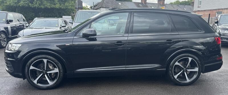 Audi Audi Q7 view 2