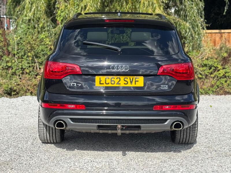 Audi Q7 view 7