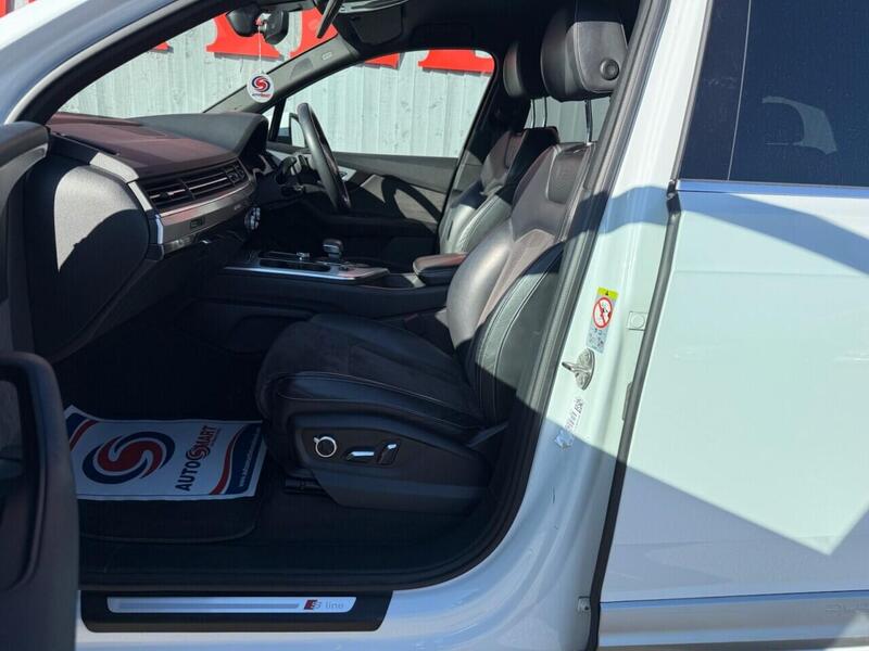 Audi Audi Q7 view 2
