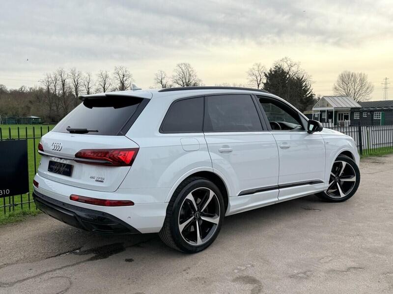 Audi Q7 view 6