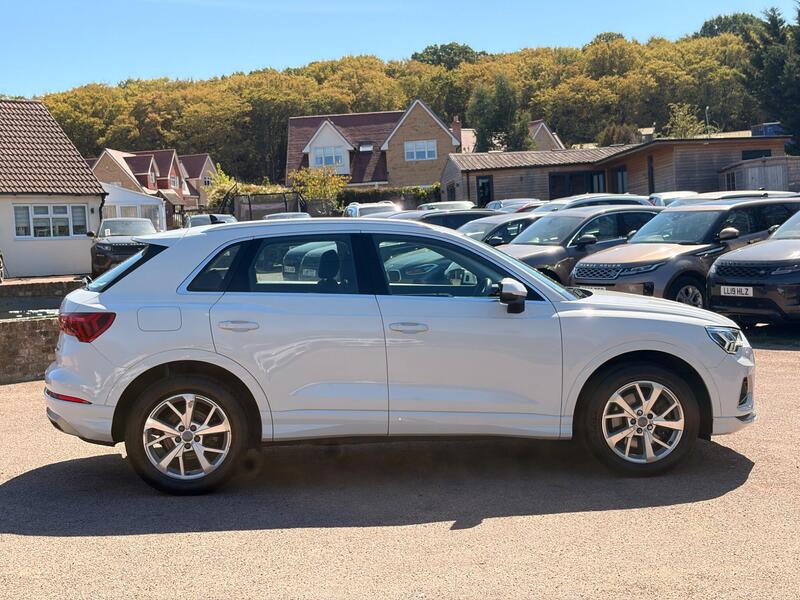 Audi Q3 view 5