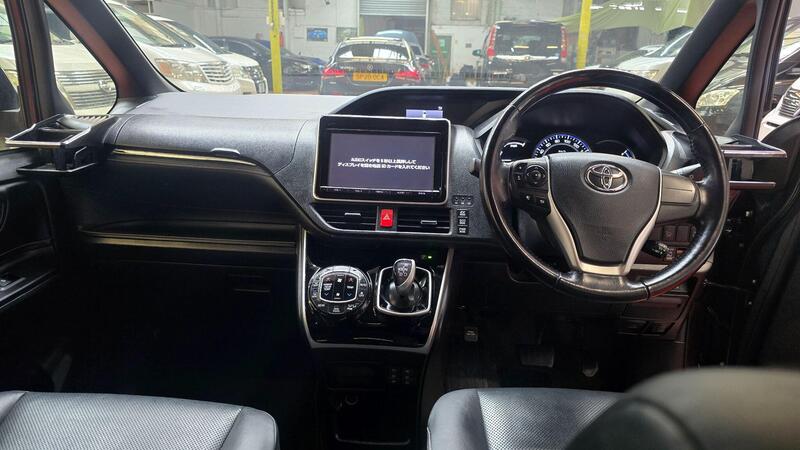 Toyota Voxy view 4