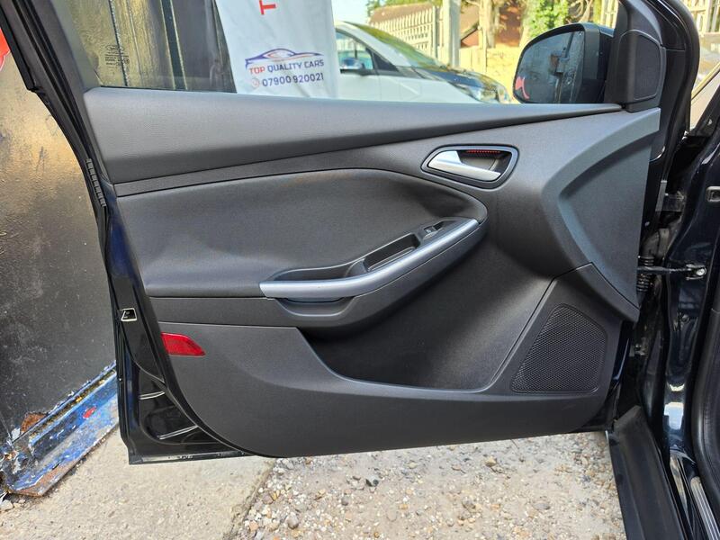 Ford Focus 1.6 Titanium Navigator Powershift Euro 5 5dr thumbnail 21