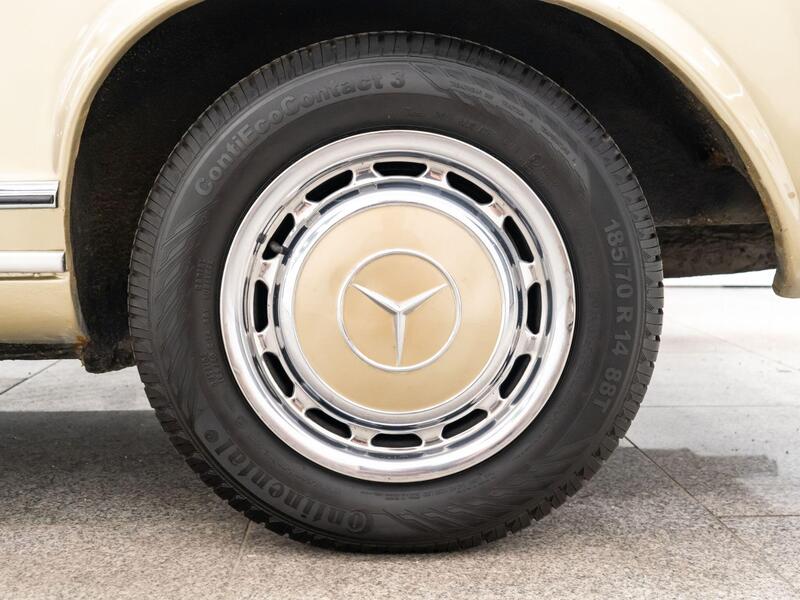 Mercedes-Benz 250 SL view 2