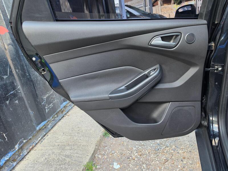 Ford Focus 1.6 Titanium Navigator Powershift Euro 5 5dr thumbnail 23