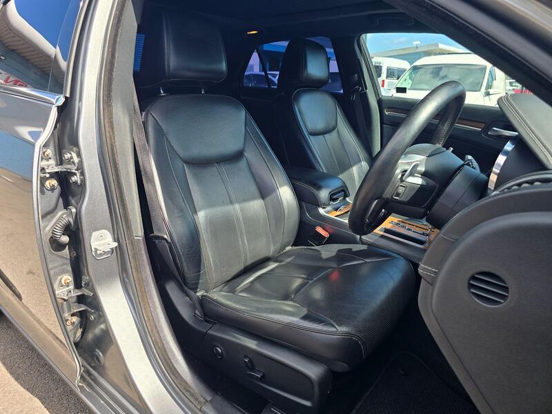 Chrysler 300c view 4