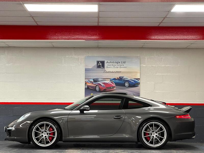 Porsche 911 view 7