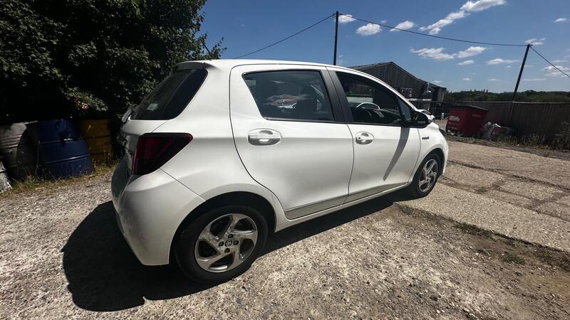 2015 Toyota Yaris — photo 8
