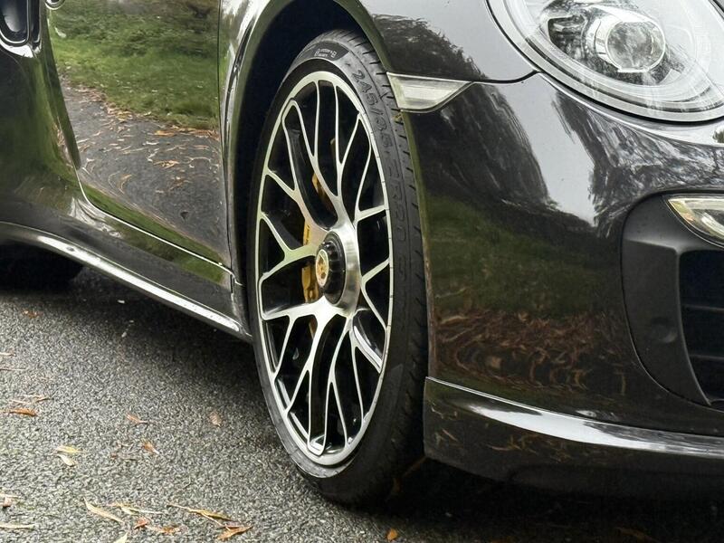 Porsche 911 view 7