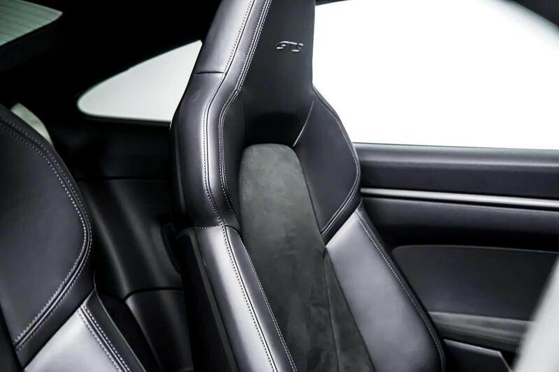 Porsche 911 view 7