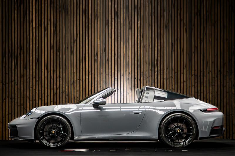 Porsche 911 view 7