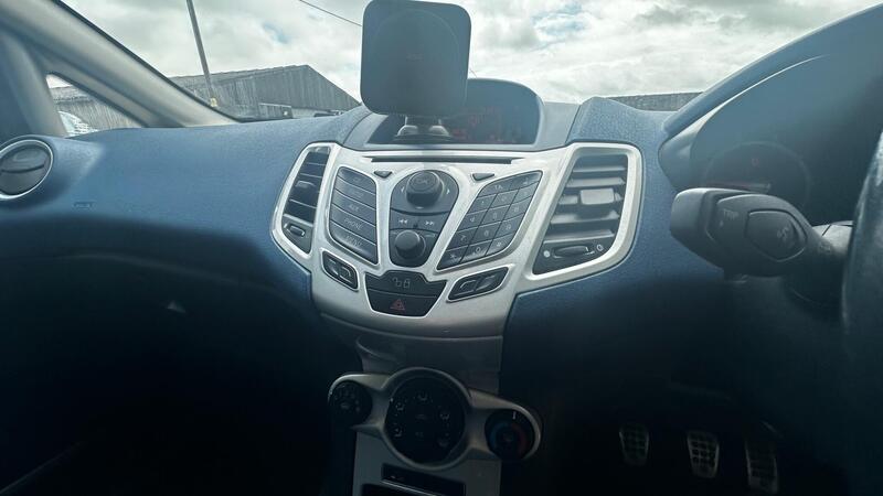 2010 Ford Fiesta — photo 16