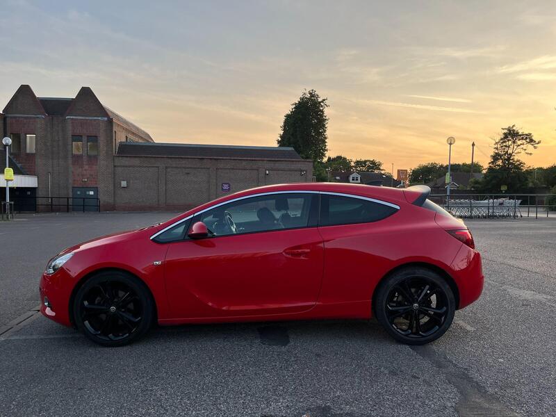 Vauxhall Astra GTC view 4