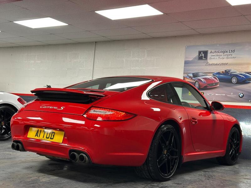 Porsche 911 view 6