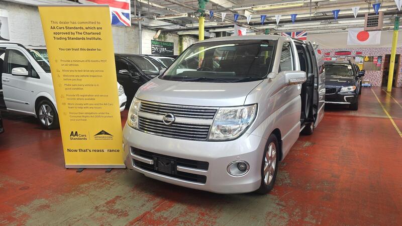 Nissan Elgrand main image