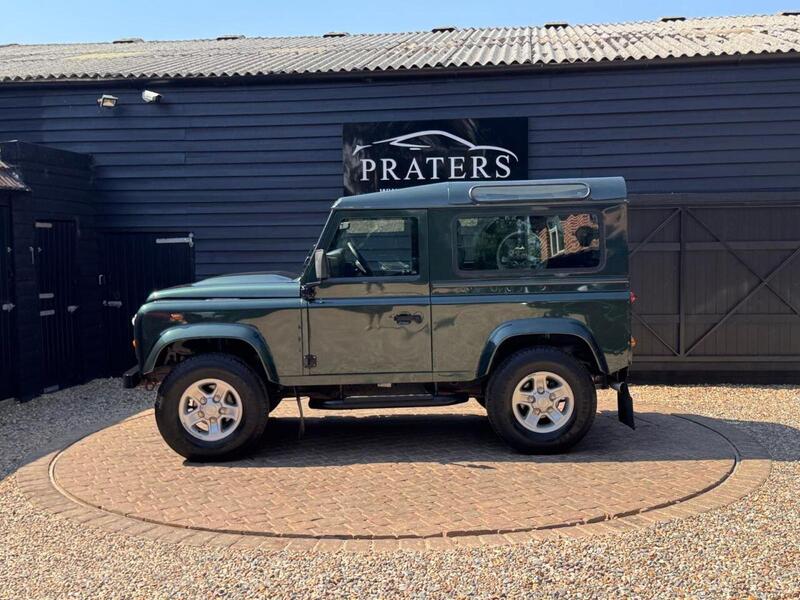 Land Rover Defender 90 view 6