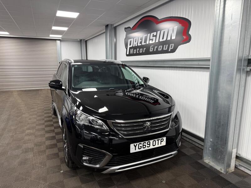 Peugeot 5008 main image