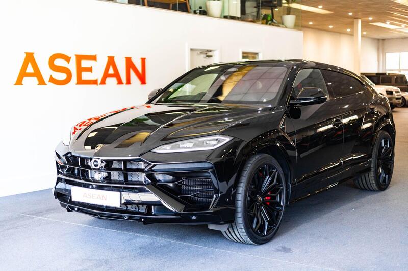 Lamborghini Urus view 6