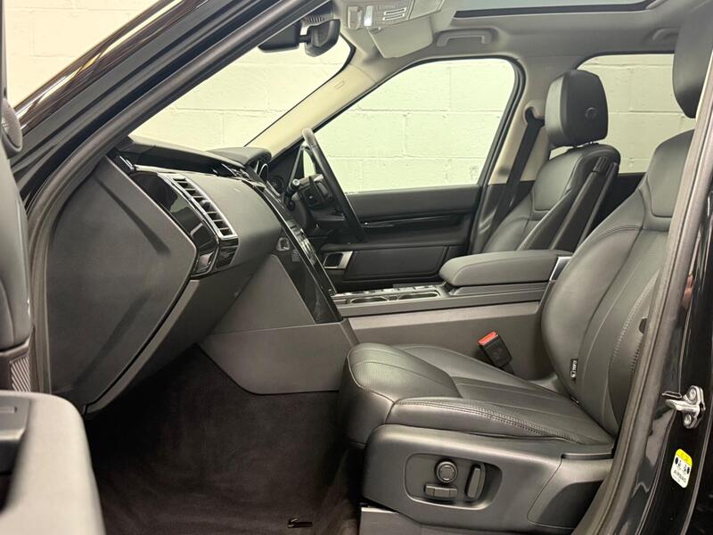 Land Rover Discovery view 3