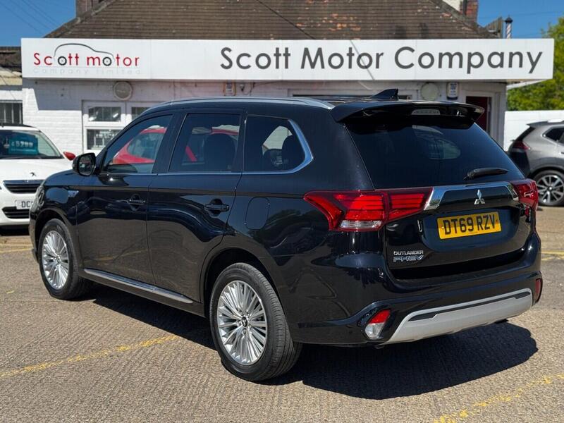 Mitsubishi Outlander view 2