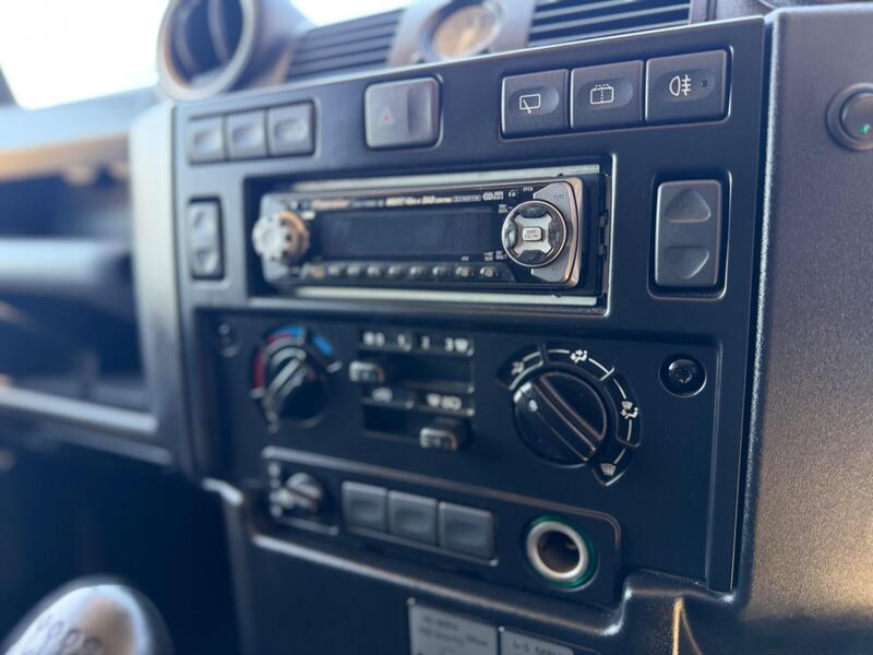Land Rover Defender 110 view 7