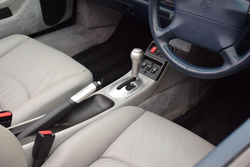 Porsche 911 view 7
